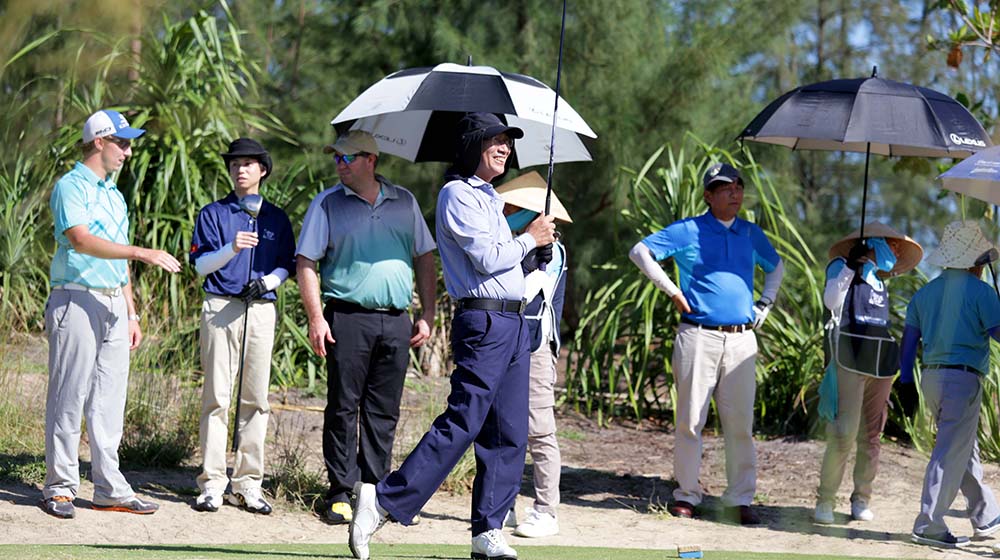 Lexus tổ chức thành công giải golf Lexus Cup 2015 Hinh golfer tap voi Pro.jpg