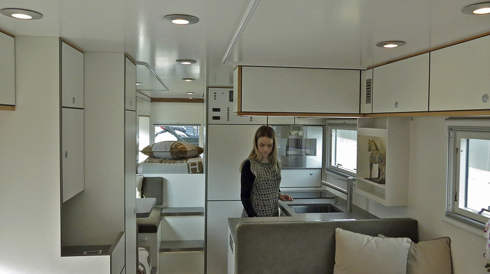 “Đột nhập” chiếc xe tải 18 tấn siêu tiện nghi XRS-7200-(8).jpg