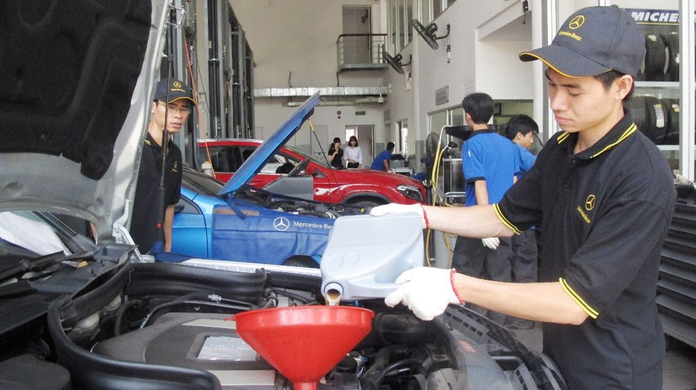 2.000 người đi xe “Mẹc” được thay dầu động cơ miễn phí dau-dong-co.jpg