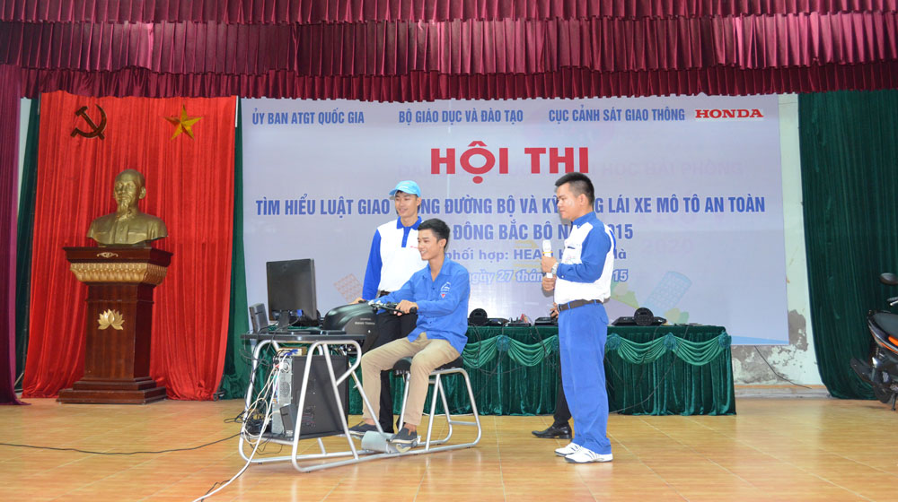 Sinh viên tham gia tìm hiểu Luật giao thông đường bộ và lái môtô an toàn cùng Honda honda-vietnam-dao-tao (1).jpg