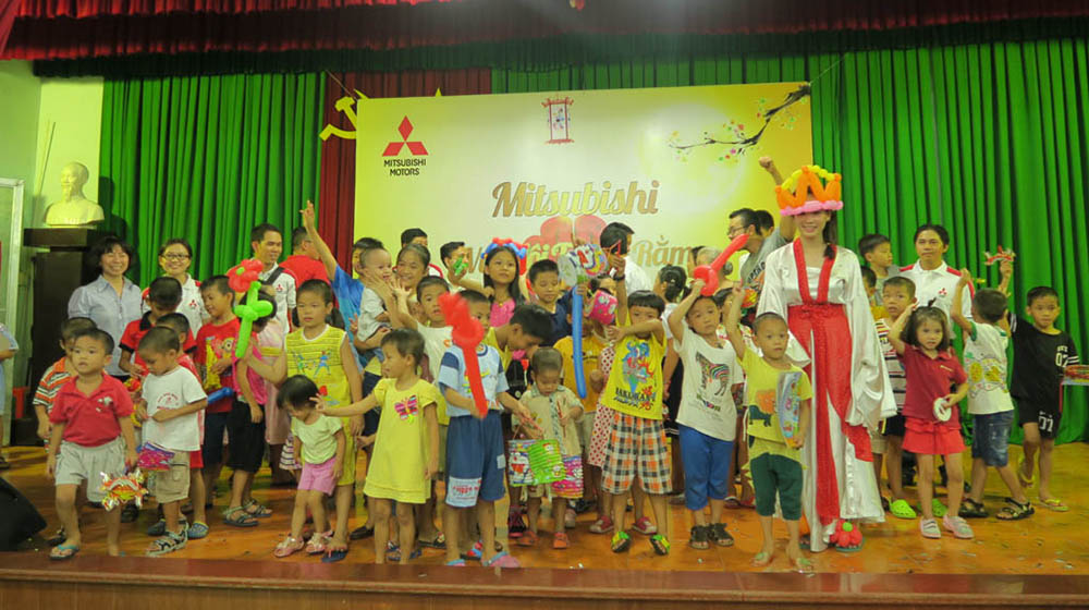Mitsubishi mang Trung thu đến trẻ em có hoàn cảnh khó khăn Mitsubishi_mang_trung_thu_den_voi_tre_em_ngheo (1).jpg