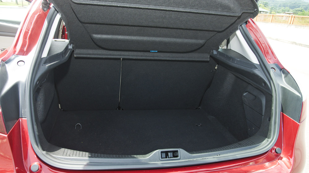 Đánh giá Renault Megane Hatchback 2015: Lựa chọn không tồi Renault Megane Hatchback_11.jpg