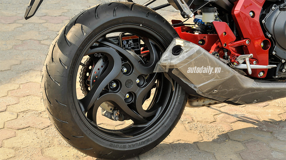 Kawasaki Z1000 – Honda CB1000R: Kẻ tám lạng người nửa cân Honda CB1000R 2015 (19)-1.jpg