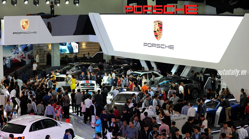 Trời mưa, người Hà Nội vẫn “kéo” nhau đi xem Triển lãm xe sang vims-2015-ngay-mo-cua (1).jpg