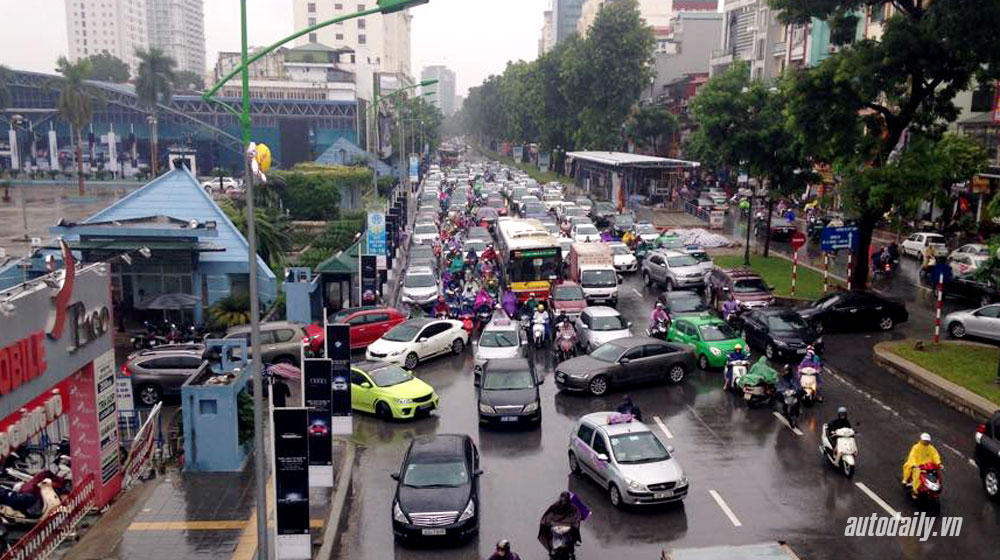 Trời mưa, người Hà Nội vẫn “kéo” nhau đi xem Triển lãm xe sang vims-2015-ngay-mo-cua (3).jpg