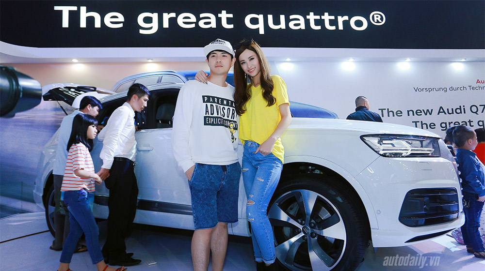 Ca sĩ Đông Nhi khuấy động gian hàng Audi Đông nhi (9).jpg