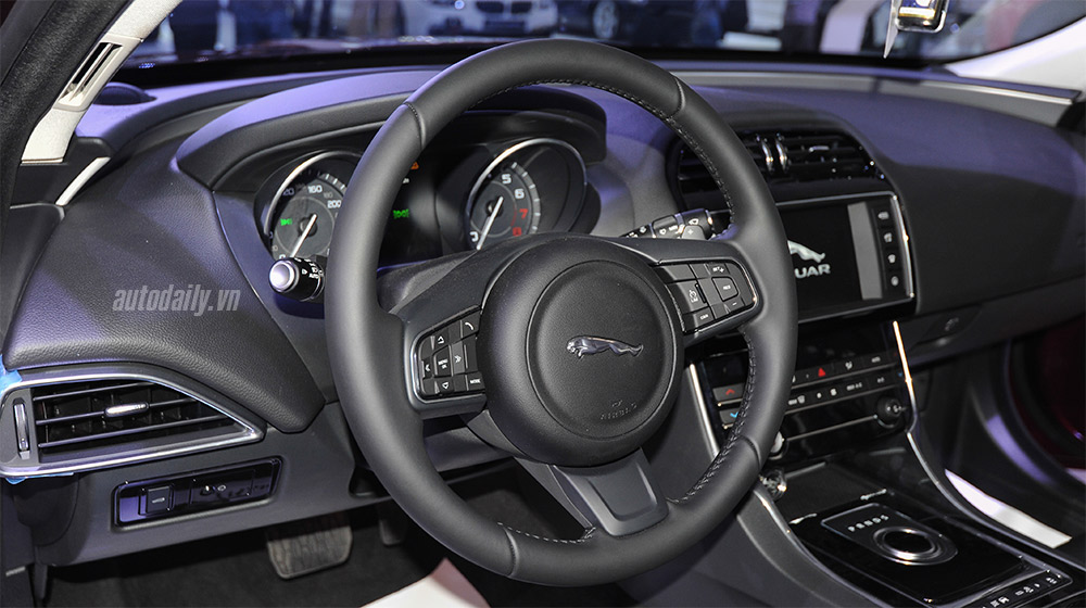 Ảnh chi tiết Jaguar XE tại VIMS 2015 Jaguar XE (1).jpg