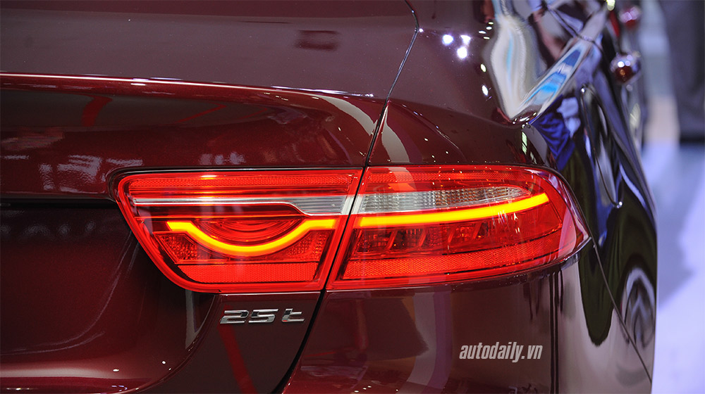 Ảnh chi tiết Jaguar XE tại VIMS 2015 Jaguar XE (11).jpg