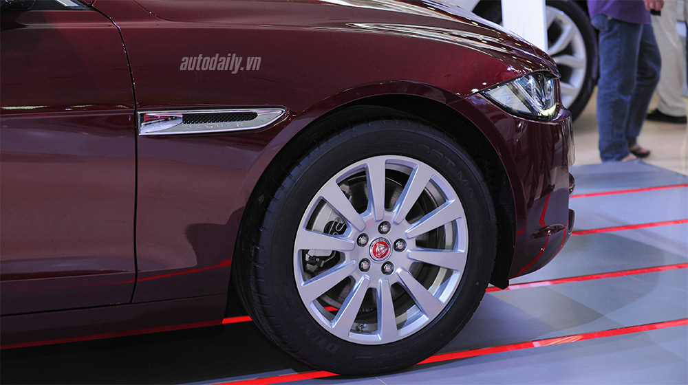 Ảnh chi tiết Jaguar XE tại VIMS 2015 Jaguar XE (13).jpg