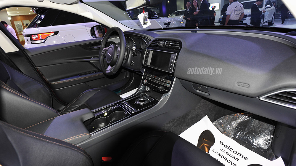 Ảnh chi tiết Jaguar XE tại VIMS 2015 Jaguar XE (22).jpg