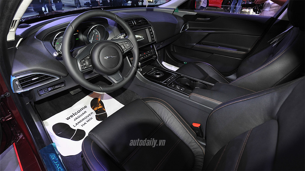 Ảnh chi tiết Jaguar XE tại VIMS 2015 Jaguar XE (23).jpg