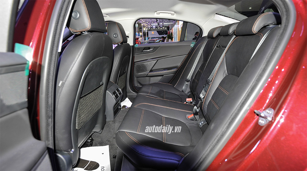 Ảnh chi tiết Jaguar XE tại VIMS 2015 Jaguar XE (24).jpg