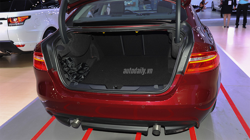 Ảnh chi tiết Jaguar XE tại VIMS 2015 Jaguar XE (6).jpg