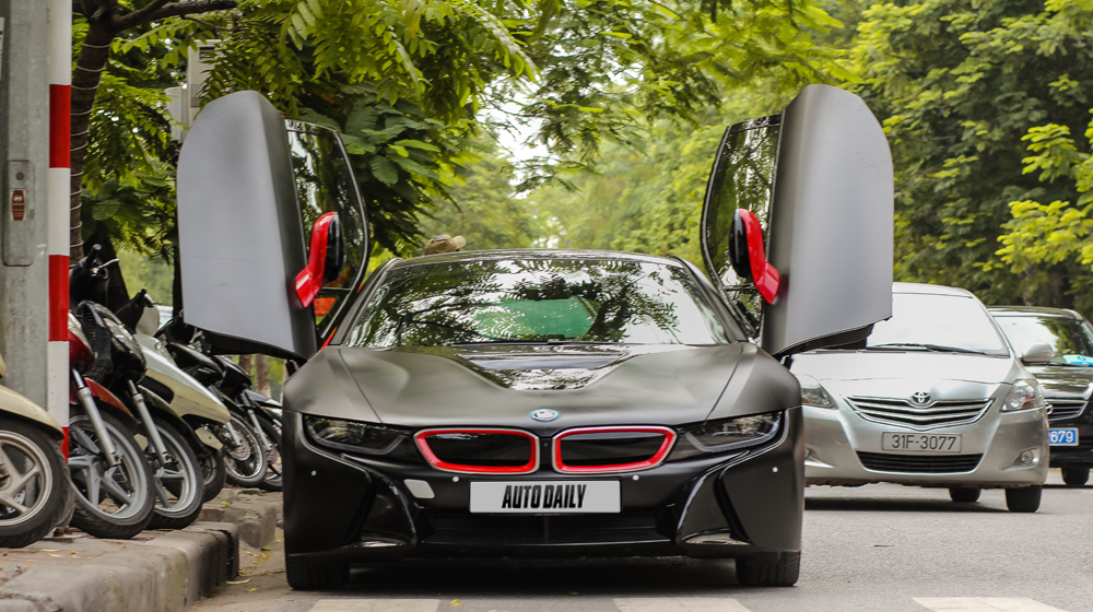 Ngây ngất trước vẻ đẹp của BMW i8 đen mờ tại Hà Nội BMW i8 đen mờ (22).jpg