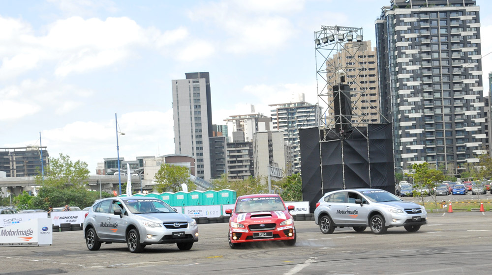 “Đứng tim” xem màn đi ôtô bằng 2 bánh Russ Swift  (3).jpg