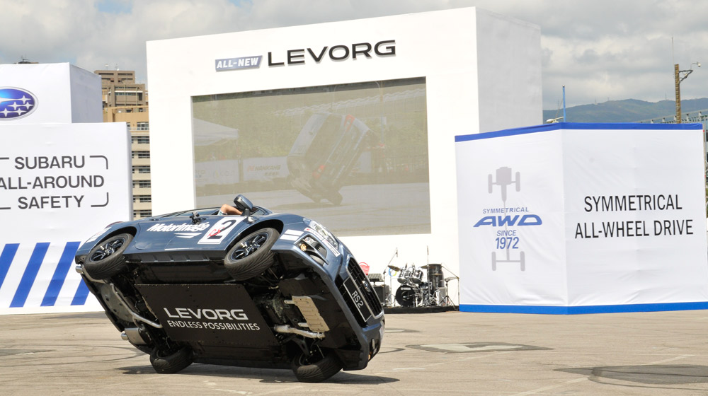 “Đứng tim” xem màn đi ôtô bằng 2 bánh Russ Swift  (4).jpg