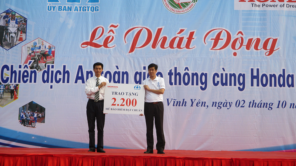 Honda tặng 2.200 mũ bảo hiểm hoc HS, SV tỉnh Vĩnh Phúc Honda_ATGT (2).JPG