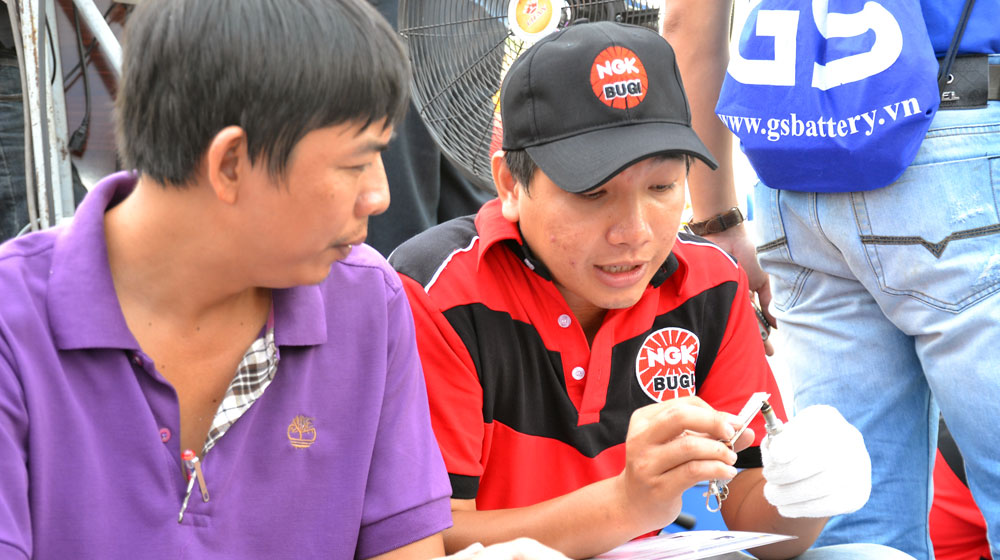 Hơn 500 xe máy được ắc-quy GS và bugi NGK bảo dưỡng miễn phí Ky-thuat-vien-cua-Cong-ty-Bugi-NGK-khuyen-cao-khach-hang-nen-thay-dinh-ky-thay-bugi-sau-8000-km.jpg