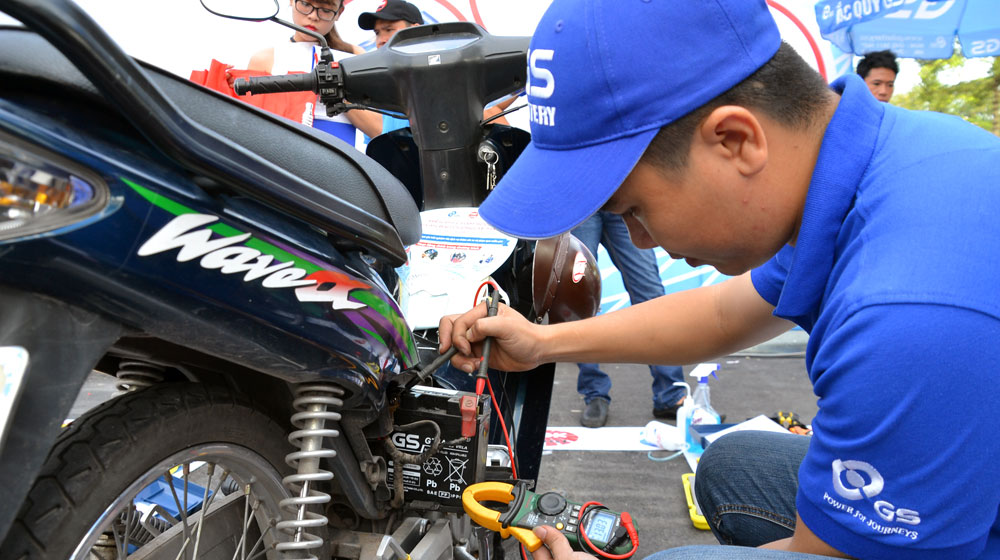 Hơn 500 xe máy được ắc-quy GS và bugi NGK bảo dưỡng miễn phí Ky-thuat-vien-cua-ac-quy-GS-kiem-tra-va-ve-sinh-binh-ac-quy-cho-khach-hang.jpg