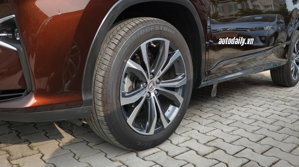 Soi kỹ cặp đôi 