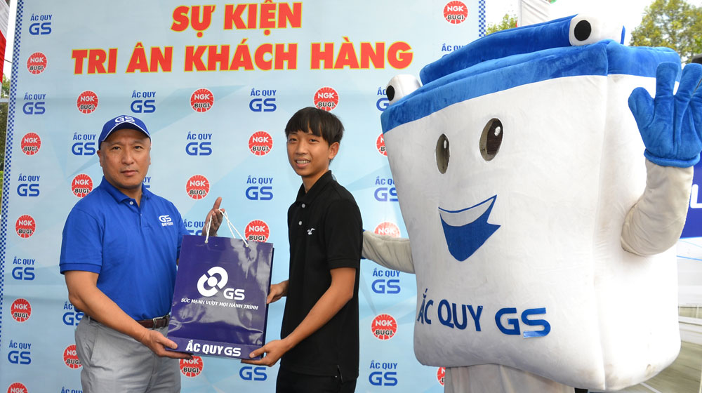 Hơn 500 xe máy được ắc-quy GS và bugi NGK bảo dưỡng miễn phí Ong-Soichi-Hanano---Tong-GD-Ac-Quy-GS-Viet-Nam-gap-go-truc-tiep-tung-khach-hang-de-hieu-ro-hon-nhu-cau-va-thoi-quen-su-dung-xe-may-o-Viet-Nam.jpg