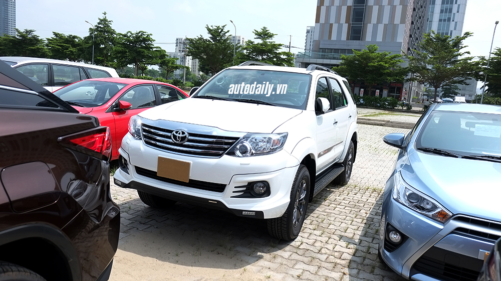 Lexus và Toyota bắt đầu đưa xe đến Triển lãm Ôtô Việt Nam 2015 VMS_2015_Lexus_Toyota (6).JPG