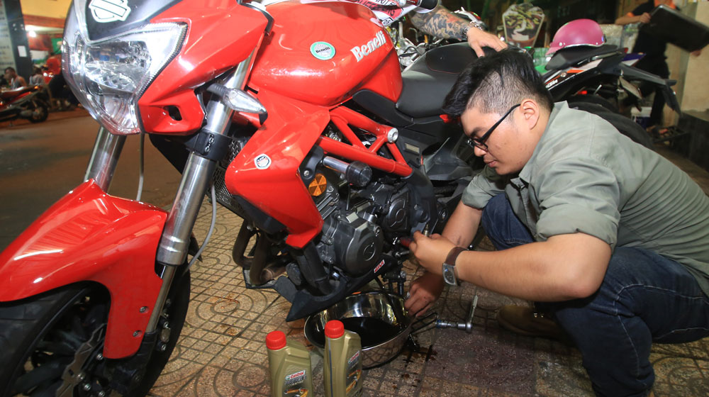 Nghệ thuật chăm xe khi đi phượt của Bikers Việt bikers-castrol (2)-2.jpg