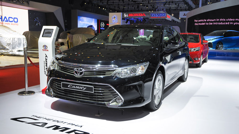 Xem xe tương lai tại gian hàng Toyota Việt Nam Camry_11.jpg