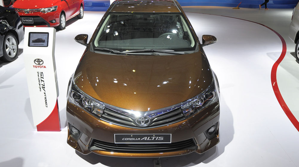 Xem xe tương lai tại gian hàng Toyota Việt Nam Corolla-Altis_13.jpg