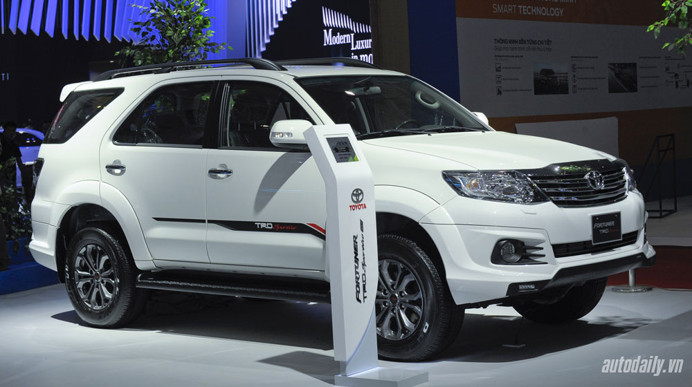 Xem xe tương lai tại gian hàng Toyota Việt Nam Fortuner_2.jpg