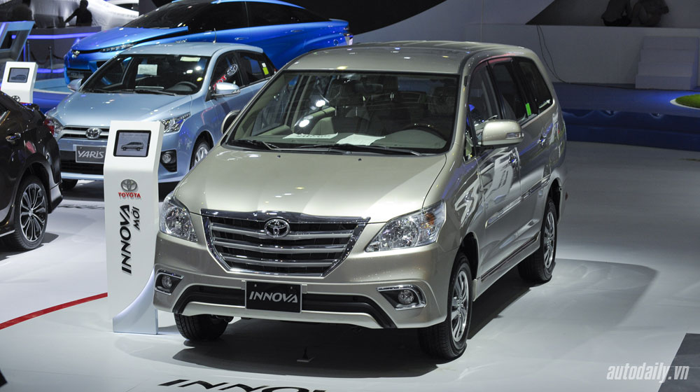 Xem xe tương lai tại gian hàng Toyota Việt Nam Innova_2.jpg