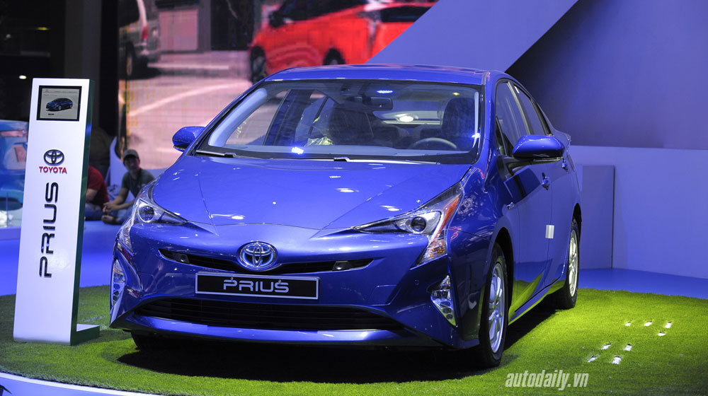 Xem xe tương lai tại gian hàng Toyota Việt Nam Prius_02.jpg