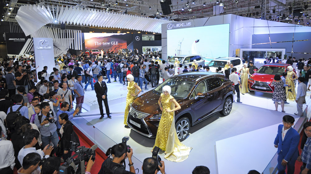 Xe sang Lexus “hút khách” tại Triển lãm Ôtô Việt Nam 2015 lexus-vms-2015 (1).jpg