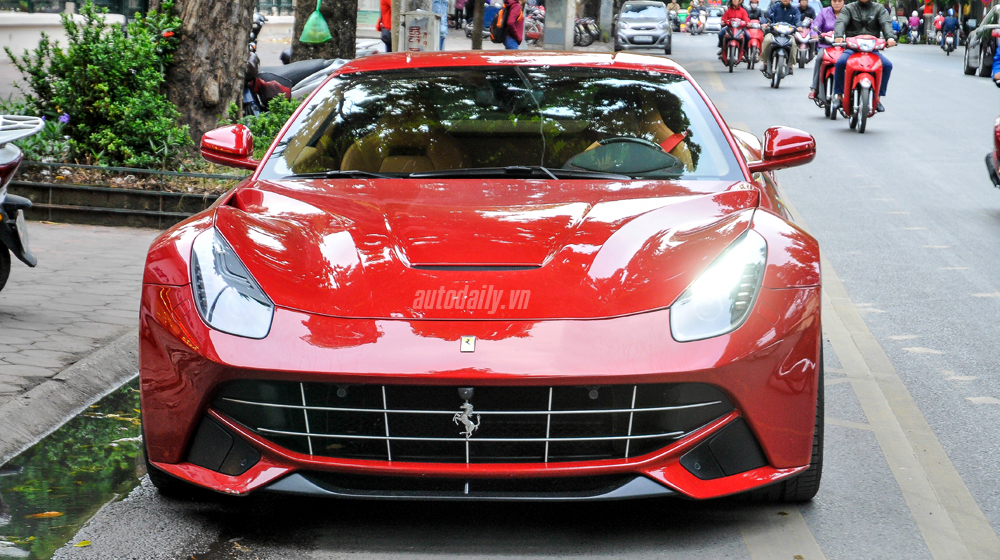 Chạm mặt “siêu ngựa” Ferrari F12 Berlinetta đầu tiên tại Hà Nội Ferrari F12  Berlinetta (7).JPG
