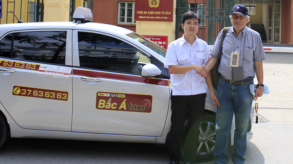 Tài xế taxi trả lại 7.000 USD cho hành khách taxi-bac-a (1).jpg