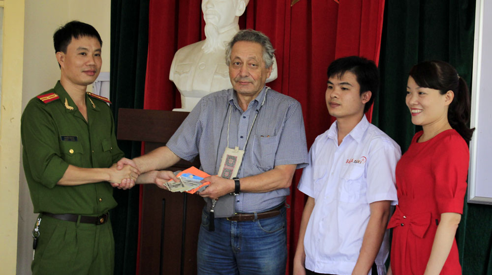 Tài xế taxi trả lại 7.000 USD cho hành khách taxi-bac-a (2).jpg