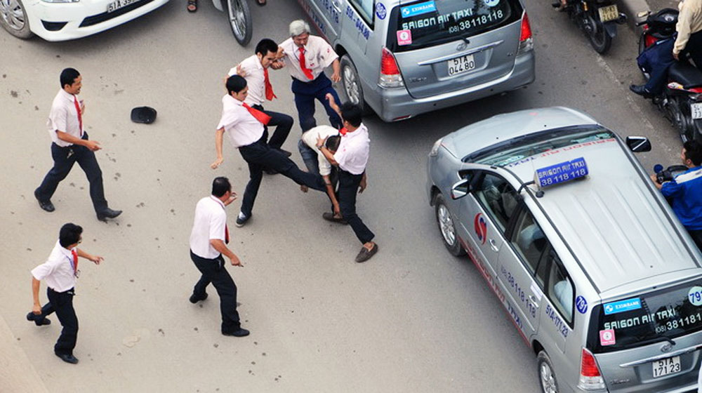 Giao thông Việt: Cứ va chạm là “chiến” nhau giao-thong-Viet-Nam-(2).jpg