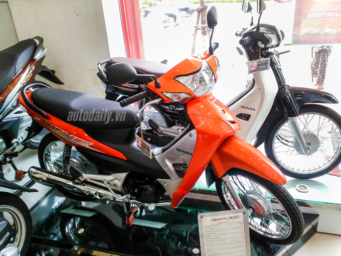 Cận cảnh Honda Wave Alpha màu mới vừa ra mắt Honda Wave Alpha phiên bản màu cam tại đại lý