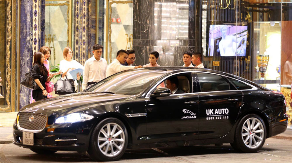 Đến Việt Nam, “nữ hoàng” TVB đi xe gì? jaguar-xa-thi-man (2).jpg