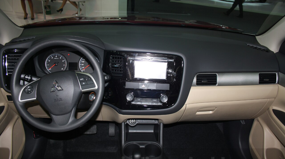 Mitsubishi Outlander 2016 ra mắt Triển lãm Ôtô Dubai outlander 2016 (7).jpg