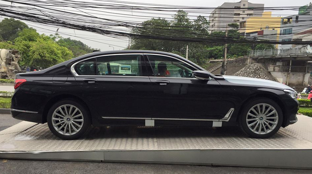 Cận cảnh BMW 7-series 2016 đầu tiên về Việt Nam BMW 7-series 2016 (7).jpg