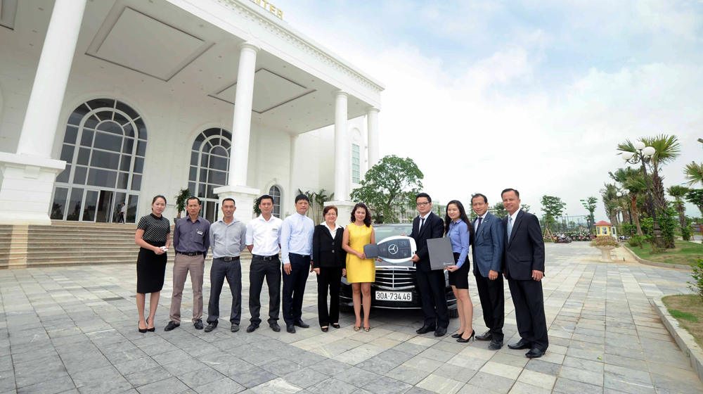 Mercedes bàn giao xe E 200 cho FLC Sầm Sơn Golf & Resort Mercedes ban giao xe (1).JPG