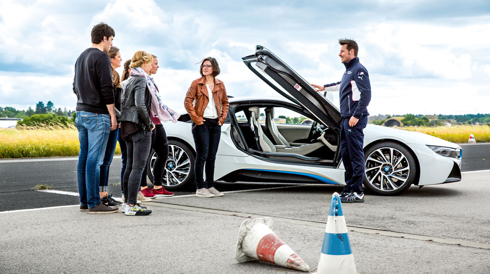 Du hành tới quê hương BMW – trải nghiệm vô giá cho khách Việt 1.-Cam-lai-sieu-xe-i8-tai-Duc--la-trai-nghiem-ma-ngay-ca-chu-xe-i8-o-Viet-Nam-cung-khong-the-co-duoc.jpg