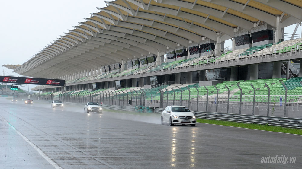 “Tận tay” cầm lái xe “Mẹc” trên đường đua F1 DSC_9898.jpg