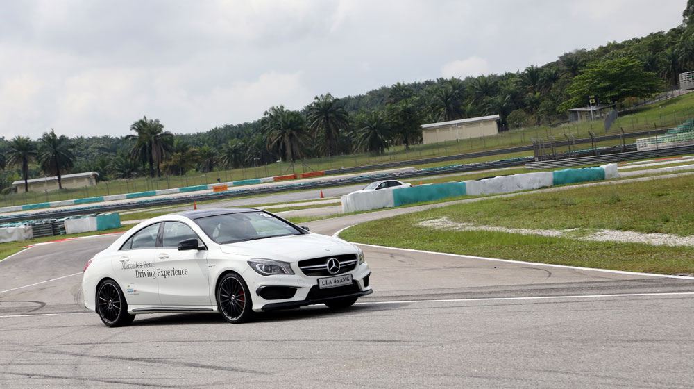 “Tận tay” cầm lái xe “Mẹc” trên đường đua F1 cla 45 amg.jpg