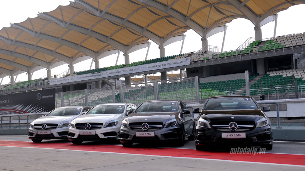 “Tận tay” cầm lái xe “Mẹc” trên đường đua F1 mercedes-driving-experience-2015 (1).jpg