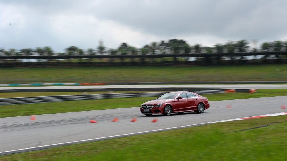 “Tận tay” cầm lái xe “Mẹc” trên đường đua F1 mercedes-driving-experience-2015 (10).jpg