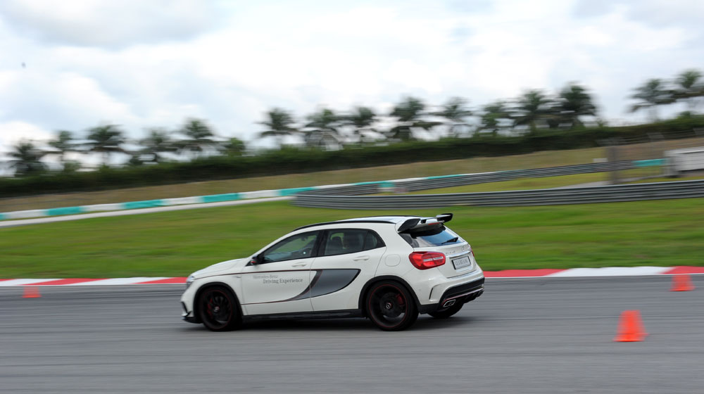 “Tận tay” cầm lái xe “Mẹc” trên đường đua F1 mercedes-driving-experience-2015 (11).jpg
