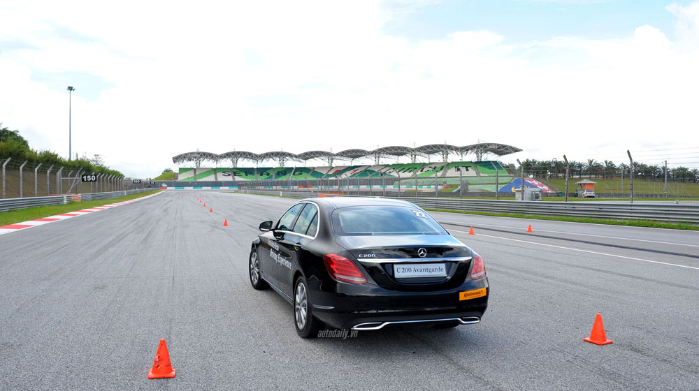 “Tận tay” cầm lái xe “Mẹc” trên đường đua F1 mercedes-driving-experience-2015 (12).jpg