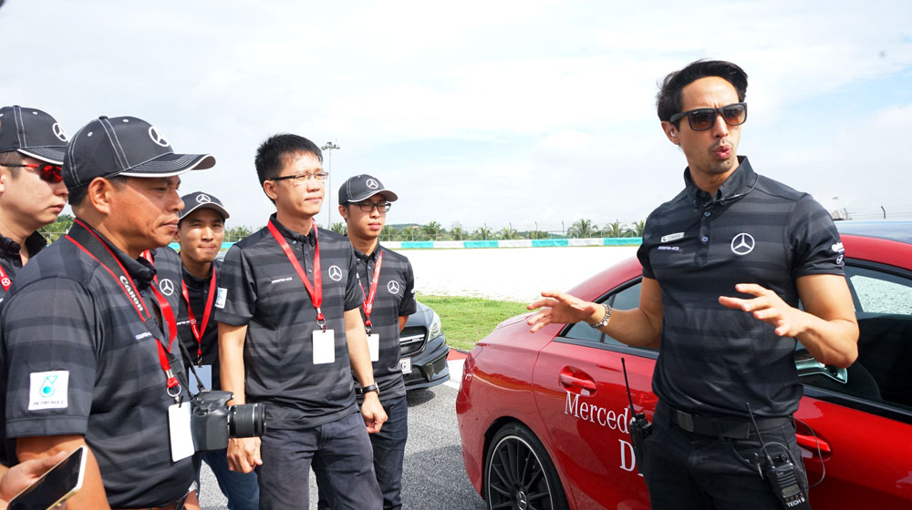 “Tận tay” cầm lái xe “Mẹc” trên đường đua F1 mercedes-driving-experience-2015 (15).jpg